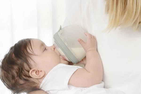 KIDSME Oval Feeding Bottle With Extra Nipple Green 6 KIDSME Oval Feeding Bottle With Extra Nipple Green - Image 6