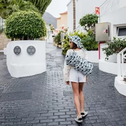 LA MILLOU WATERPROOF PICNIC BLANKET XXL 180x190 - SANTORINI - NAVY -Baby Product Shop image 3524